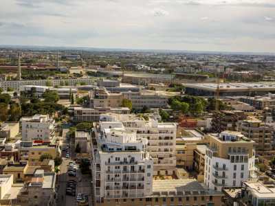 A sud lo sguardo si posa sui palazzi del quartiere Marconi, l�Arena della Vittoria e le ciminiere delle antiche industrie